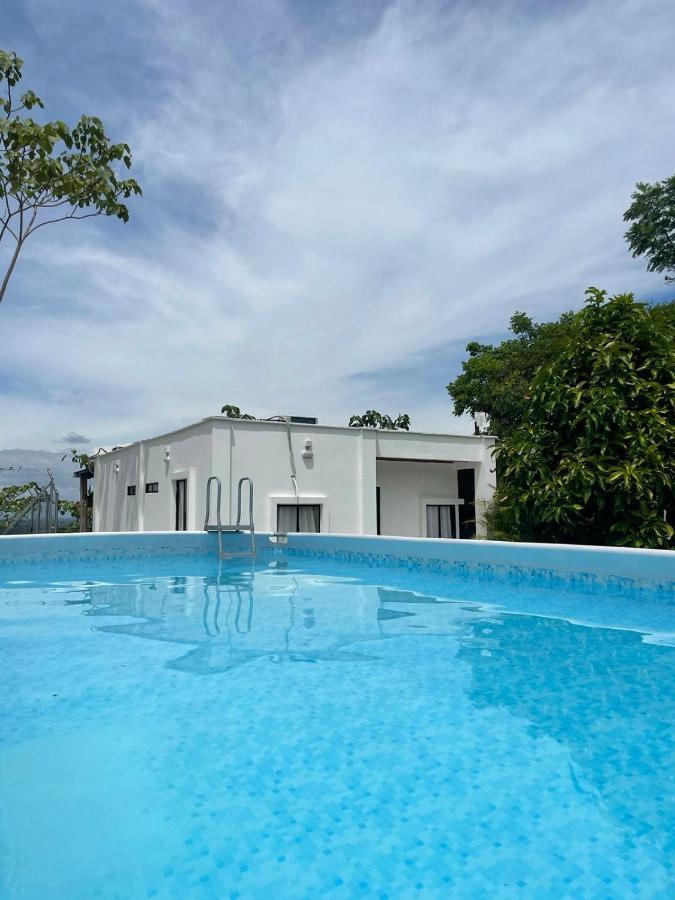 Cabana Campestre Con Piscina En La Hacienda Napoles Doradal Ngoại thất bức ảnh